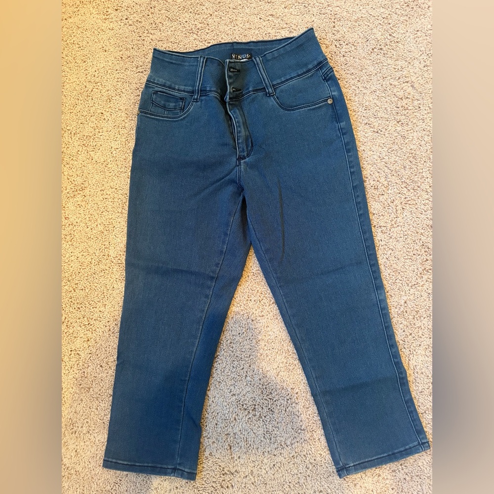 VENUS Blue Women's Flattering Shaping Capri Jeans Size 4